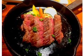 「和牛しんたまステーキ 3種のソース」¥1,330！鉄板ならではのお肉料理も充実！